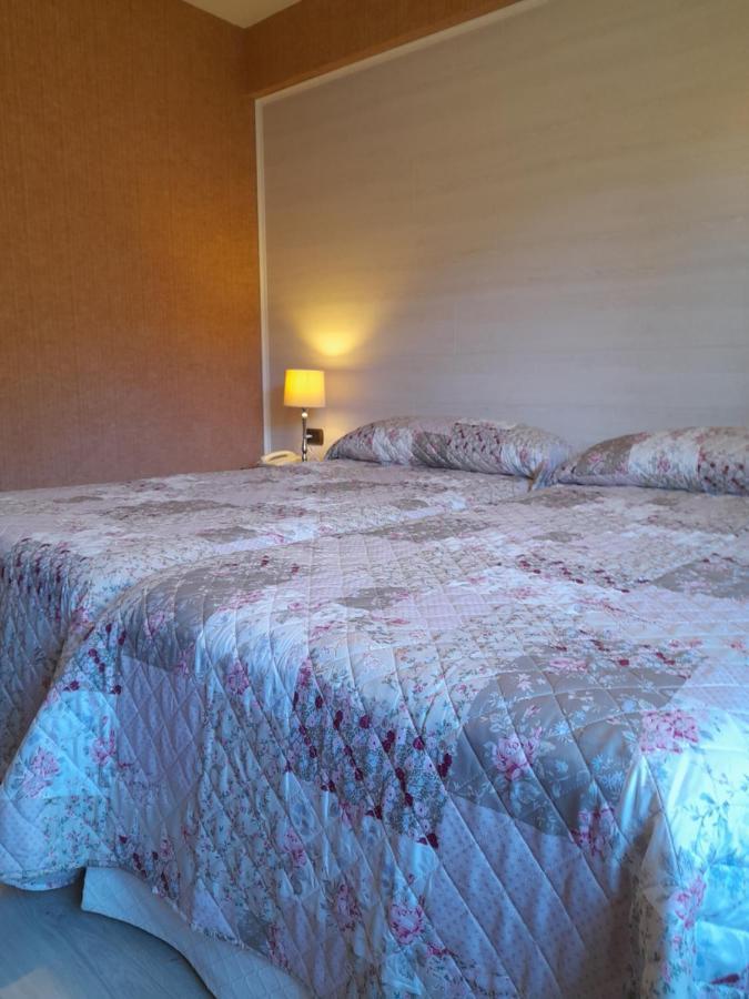 Hotel Giral Б'єскас Екстер'єр фото