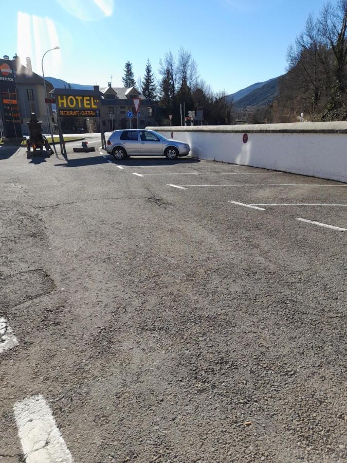 Hotel Giral Б'єскас Екстер'єр фото