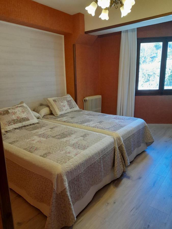 Hotel Giral Б'єскас Екстер'єр фото