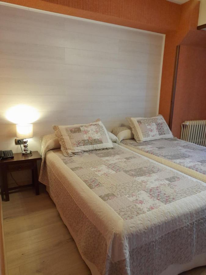 Hotel Giral Б'єскас Екстер'єр фото
